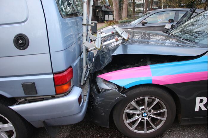 Veel schade bij aanrijding tussen meerdere voertuigen