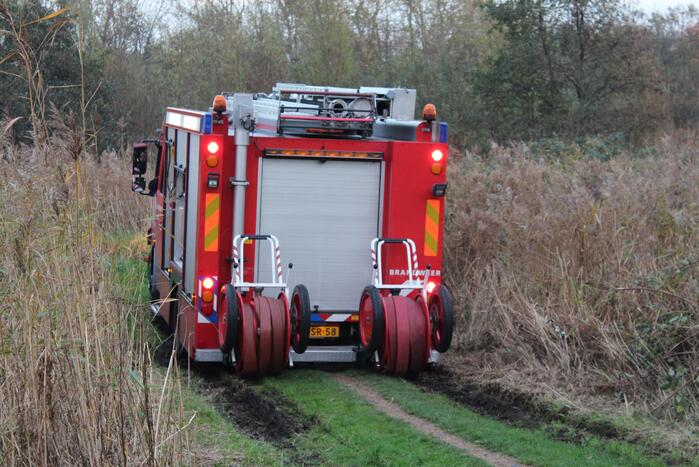 Brandweerwagen rijdt zich vast in modder in natuurgebied