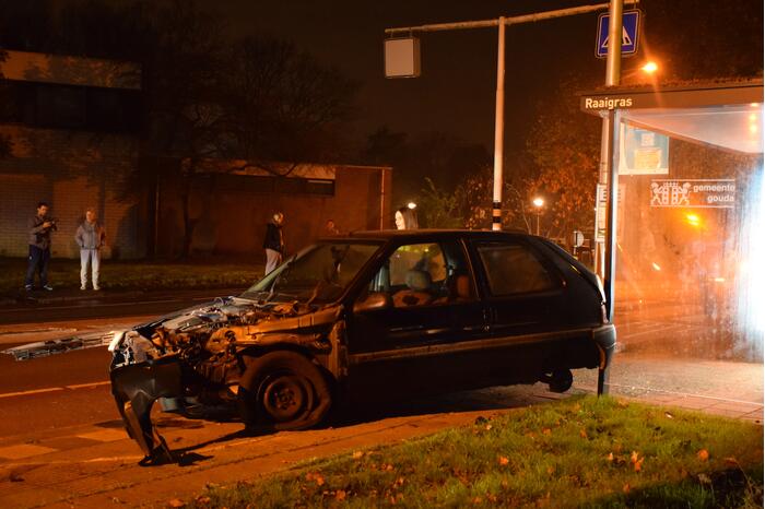 Auto vliegt uit de bocht en raakt lantaarnpaal