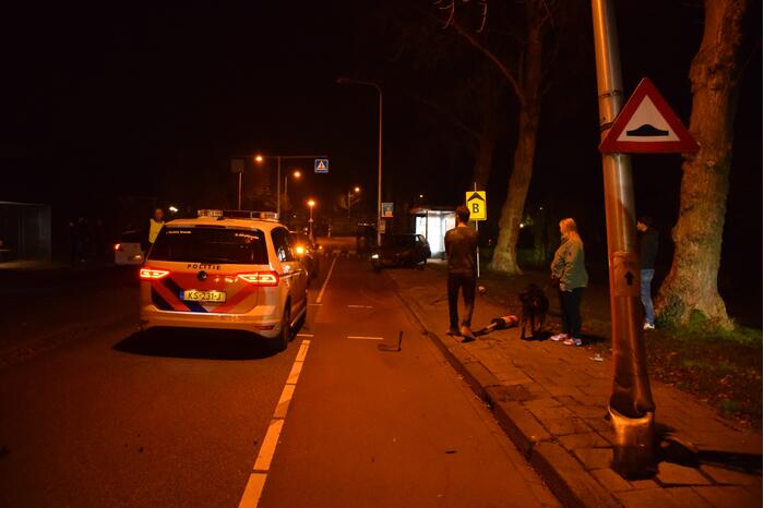 Auto vliegt uit de bocht en raakt lantaarnpaal