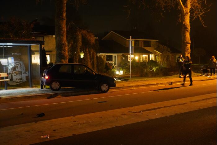 Auto vliegt uit de bocht en raakt lantaarnpaal