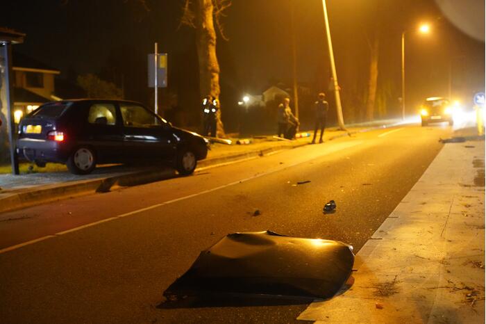 Auto vliegt uit de bocht en raakt lantaarnpaal
