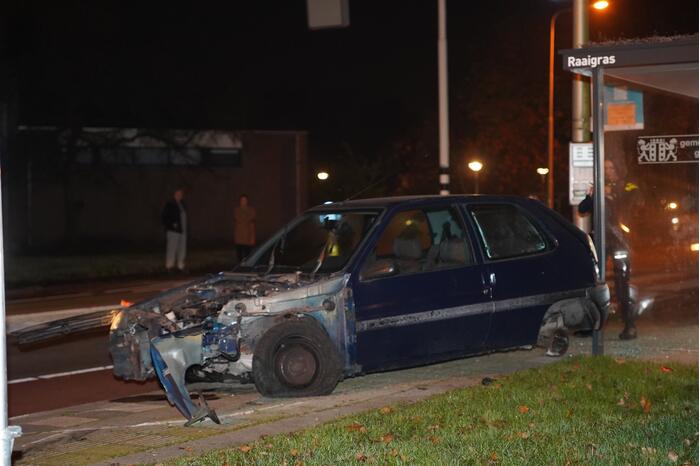 Auto vliegt uit de bocht en raakt lantaarnpaal
