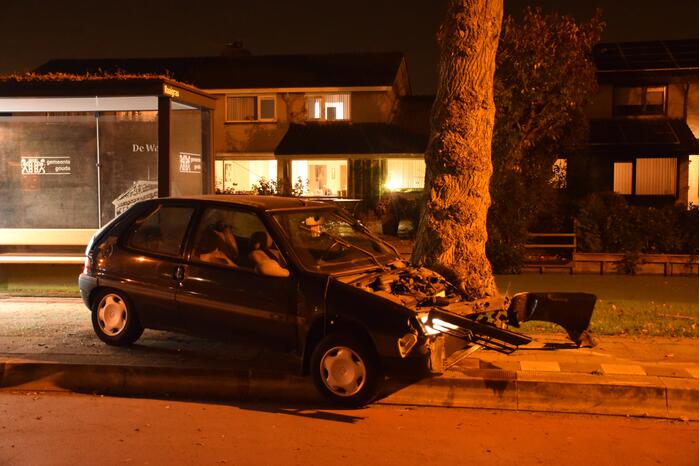 Auto vliegt uit de bocht en raakt lantaarnpaal