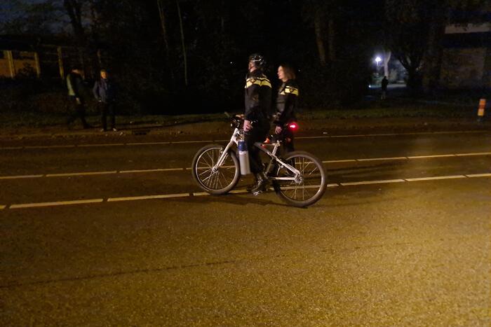 Auto vliegt uit de bocht en raakt lantaarnpaal