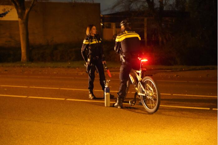 Auto vliegt uit de bocht en raakt lantaarnpaal