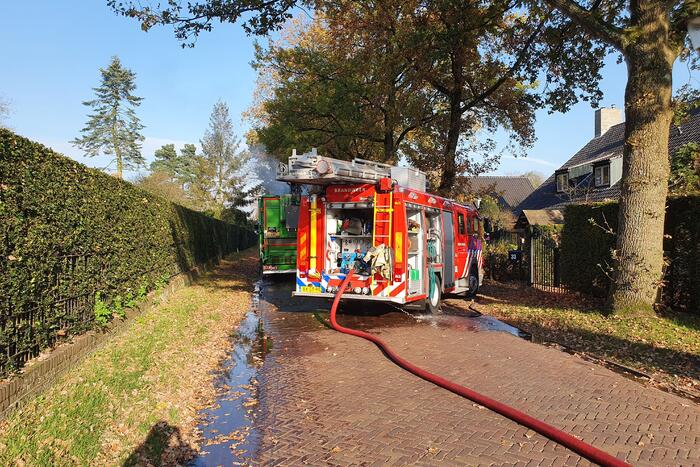 Brandweer blust brand in vuilniswagen