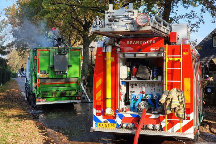 Brandweer blust brand in vuilniswagen