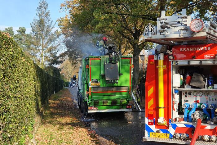 Brandweer blust brand in vuilniswagen