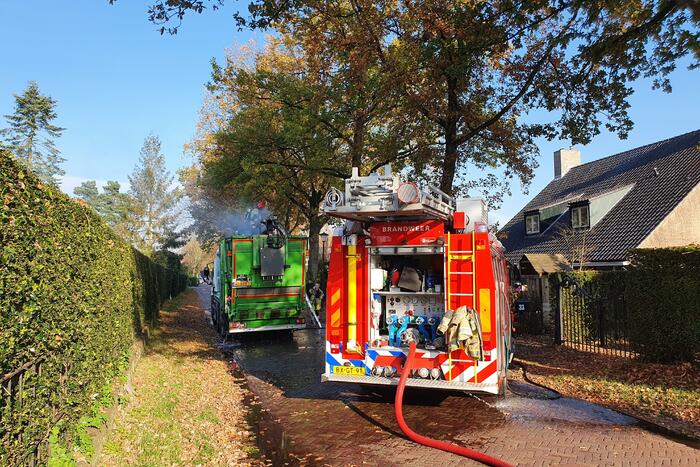 Brandweer blust brand in vuilniswagen