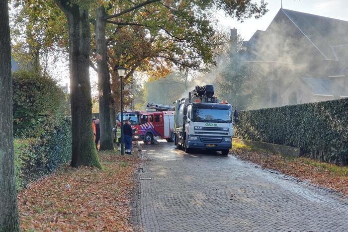 Brandweer blust brand in vuilniswagen