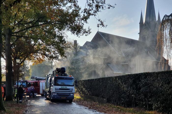 Brandweer blust brand in vuilniswagen