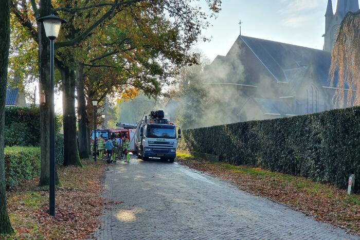 Brandweer blust brand in vuilniswagen