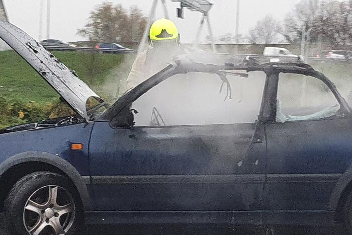 Personenauto brand af op afrit