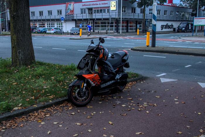 Aanrijding tussen scooter en bestelbus