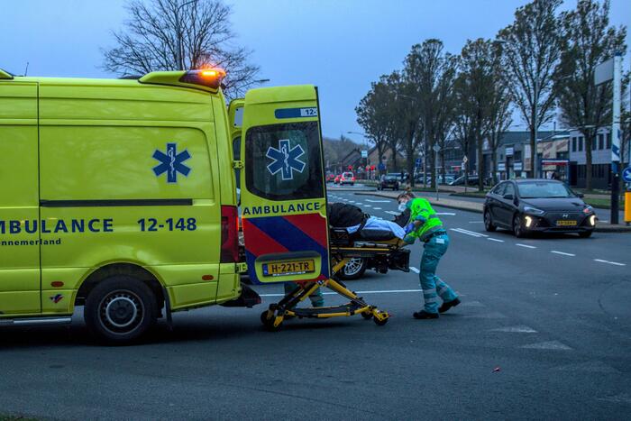 Aanrijding tussen scooter en bestelbus