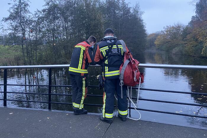 Politieagent verliest portofoon in het water