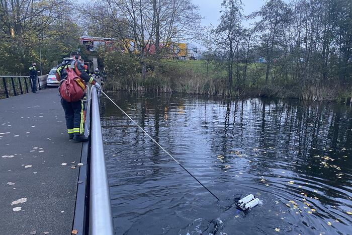 Politieagent verliest portofoon in het water