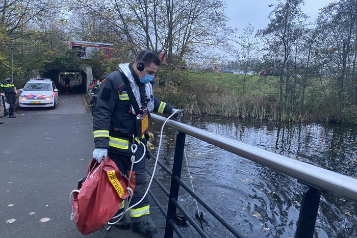 Politieagent verliest portofoon in het water