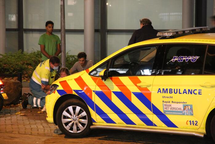 Meiden op brommer botsen op auto