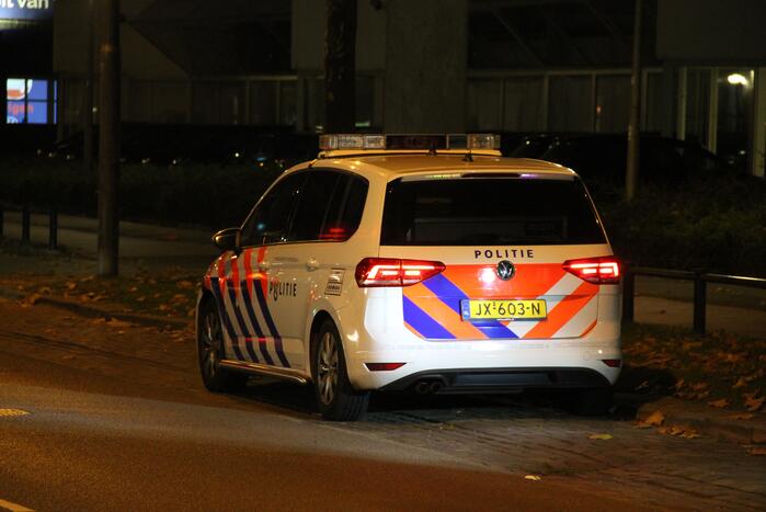 Meiden op brommer botsen op auto