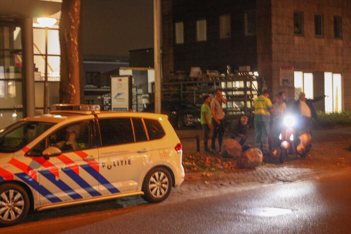 Meiden op brommer botsen op auto