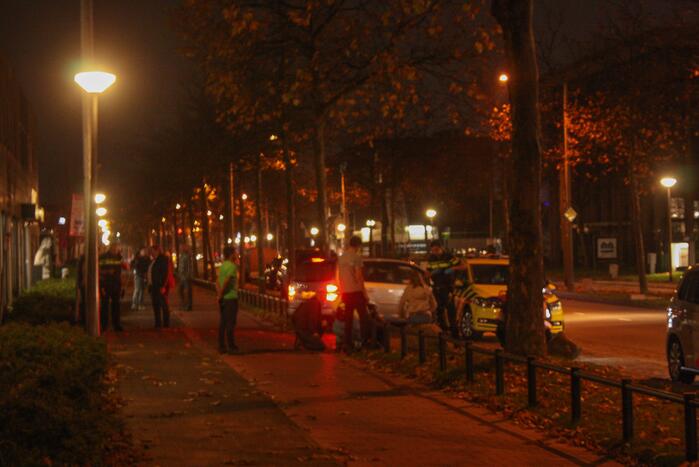 Meiden op brommer botsen op auto