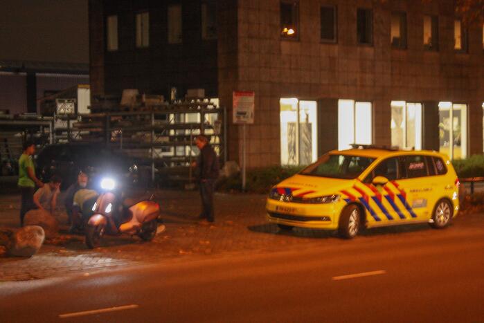 Meiden op brommer botsen op auto