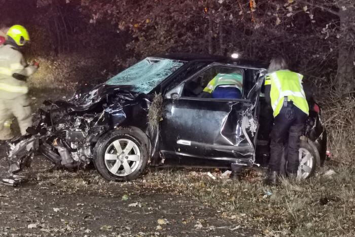 Auto slaat over de kop op snelweg