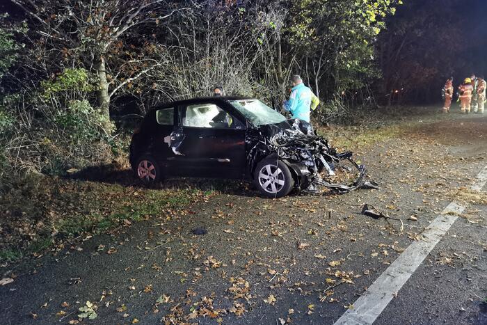 Auto slaat over de kop op snelweg