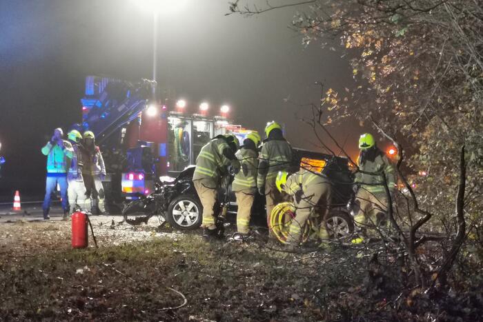 Auto slaat over de kop op snelweg