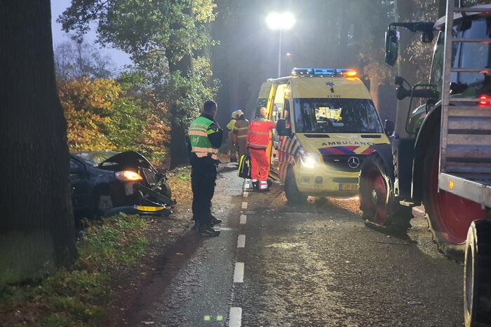 Automobiliste botst frontaal op tractor