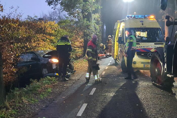 Automobiliste botst frontaal op tractor