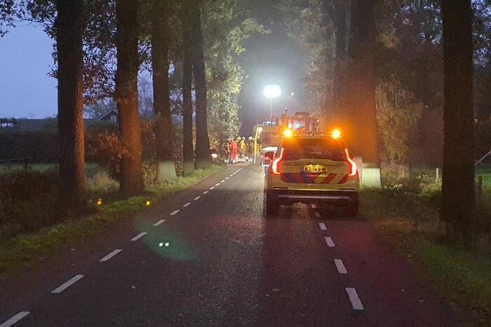 Automobiliste botst frontaal op tractor