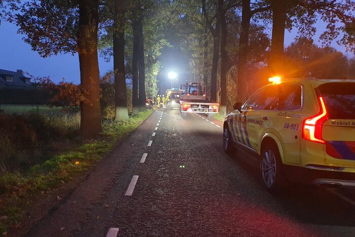 Automobiliste botst frontaal op tractor