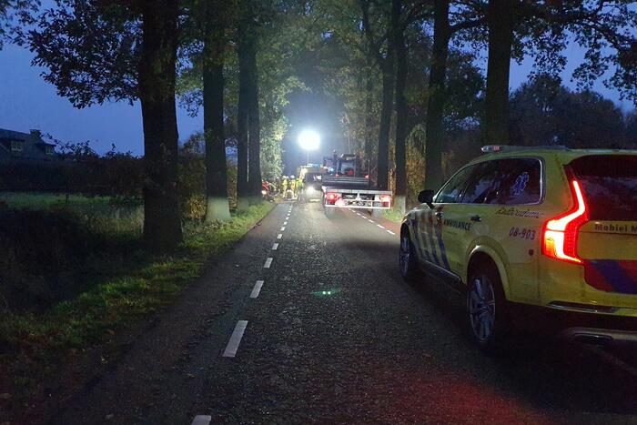 Automobiliste botst frontaal op tractor