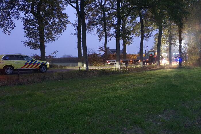 Automobiliste botst frontaal op tractor