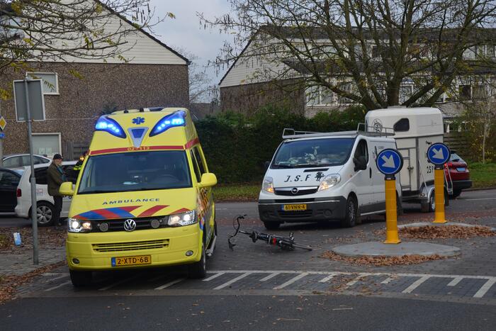 Fietsster gewond na aanrijding met bestelbus