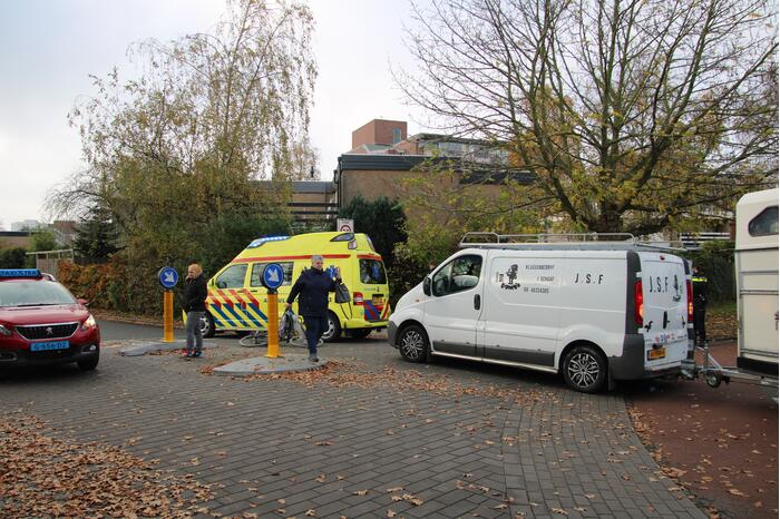 Fietsster gewond na aanrijding met bestelbus