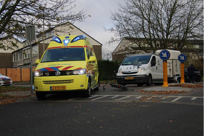 Fietsster gewond na aanrijding met bestelbus