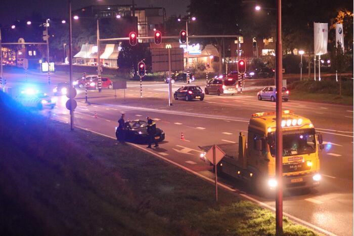 Auto's botsen voor stoplicht