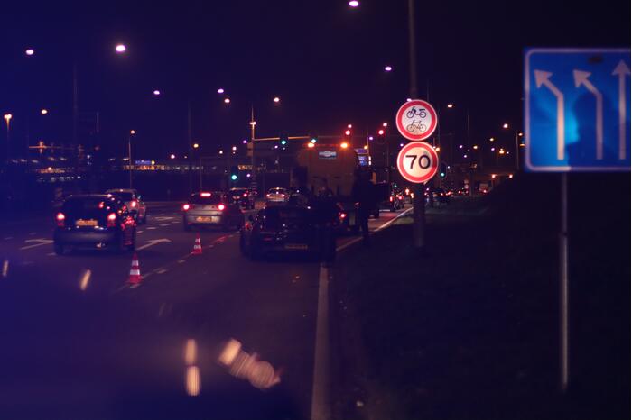 Auto's botsen voor stoplicht