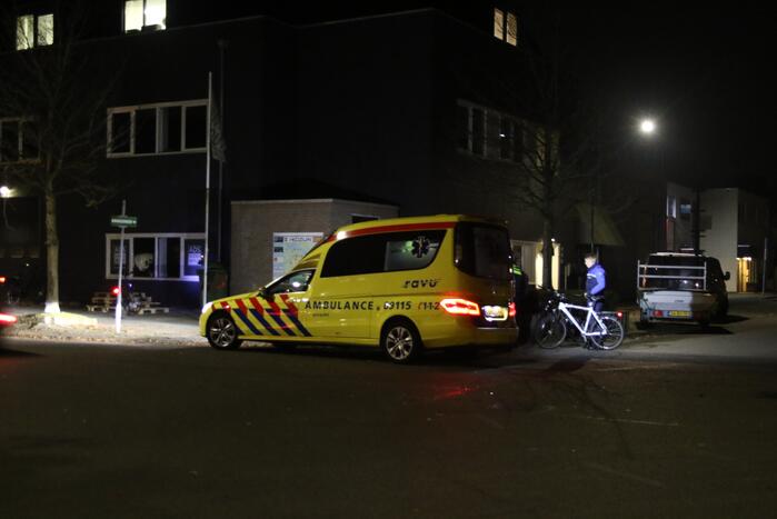 Scooterrijdster onderuit na botsing met auto