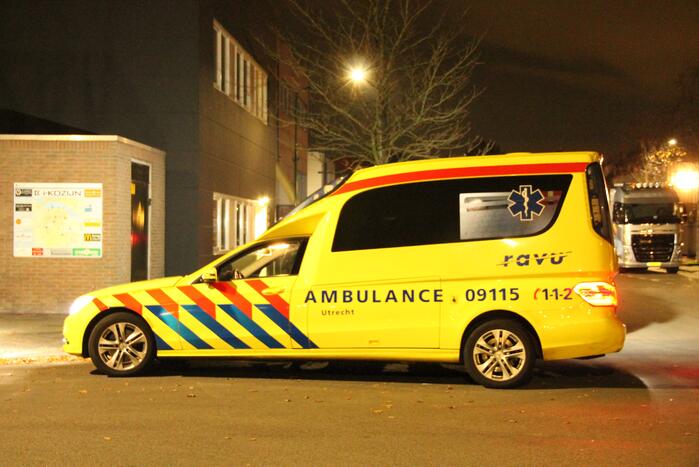 Scooterrijdster onderuit na botsing met auto