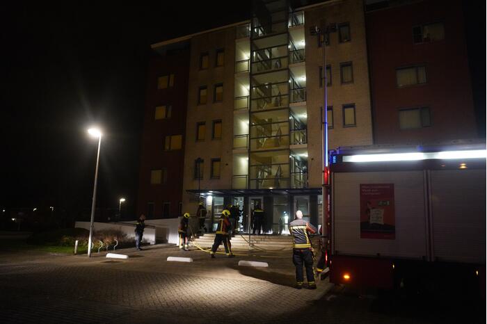 Veel rook bij brand in flatwoning
