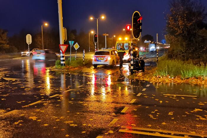 Scooter en auto botsen op kruising