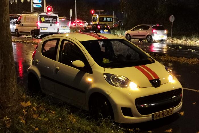 Scooter en auto botsen op kruising