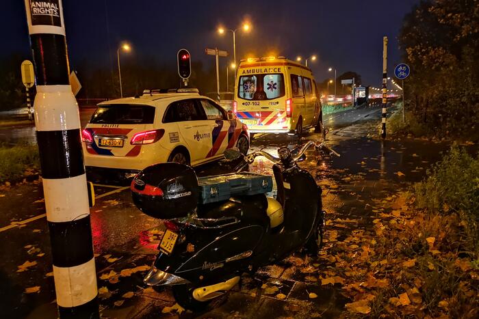 Scooter en auto botsen op kruising