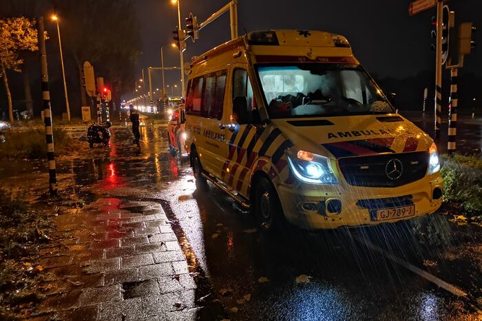 Scooter en auto botsen op kruising