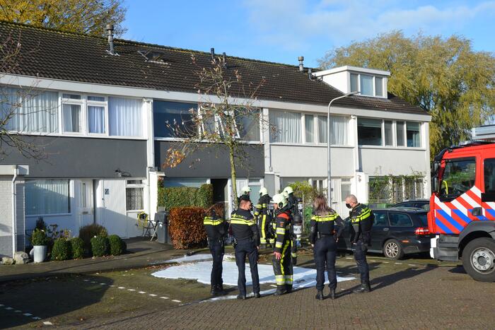 Brandweer blust brand in zolder